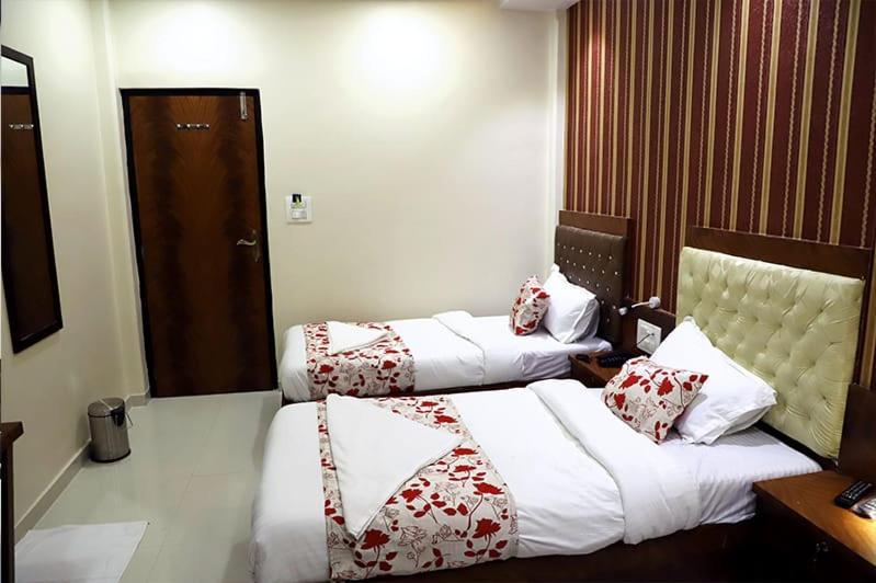 Hotel Golden Hayyath Inn Мумбаи Экстерьер фото