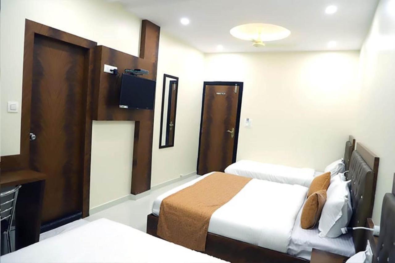 Hotel Golden Hayyath Inn Мумбаи Экстерьер фото